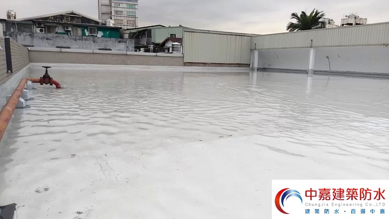 【台北大秘寶】屋頂防水翻修工程價格多少？防水材料與工法選擇《中嘉建築防水》