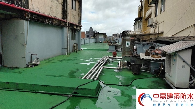 【台北大秘寶】屋頂防水翻修工程價格多少？防水材料與工法選擇《中嘉建築防水》