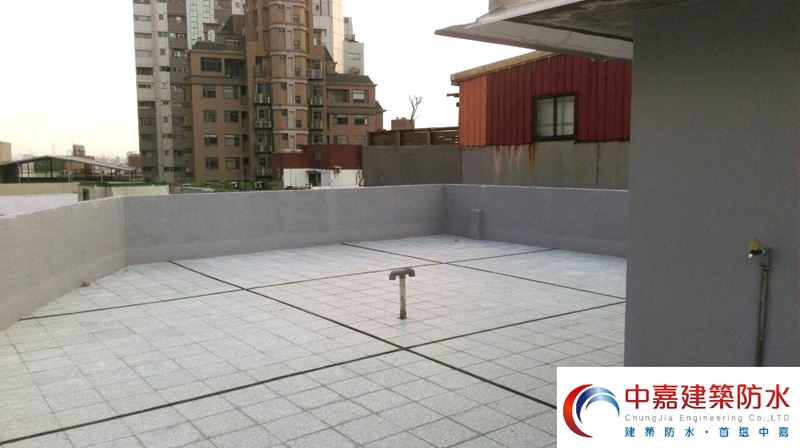 【台北大秘寶】屋頂防水翻修工程價格多少？防水材料與工法選擇《中嘉建築防水》