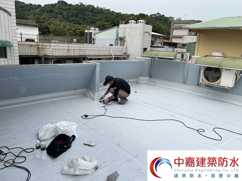 頂樓共有平台漏水到樓下怎麼辦?【答案你可能會不想知道】屋頂漏水如何處理快找《中嘉建築防水》屋頂防水的專家 (5) - 中嘉興業股份有限公司