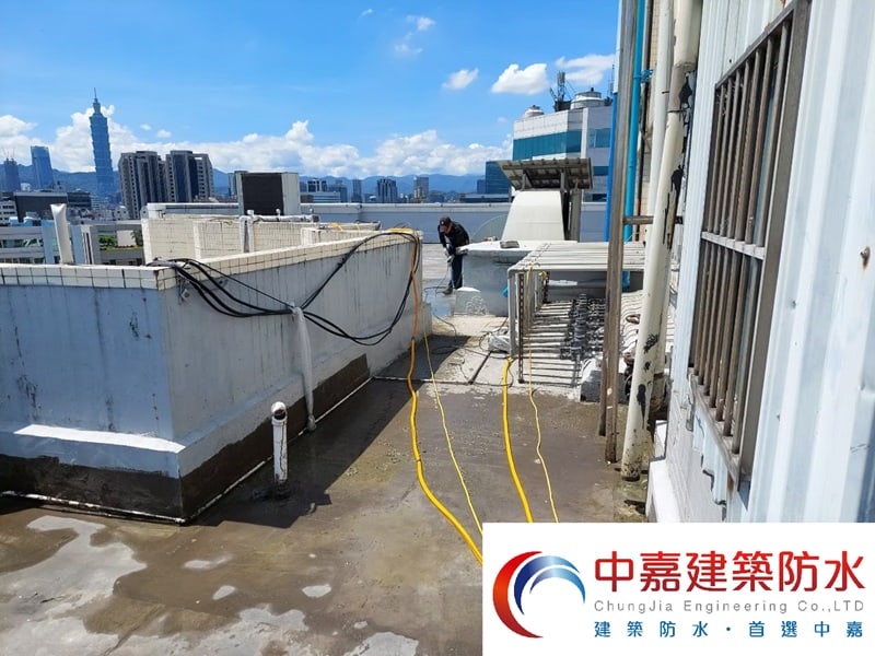 公寓大廈頂樓長期下雨漏水到屋內不修理【如何救援我的屋頂】《中嘉建築防水》