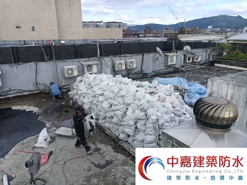 公寓大廈頂樓長期下雨漏水到屋內不修理【如何救援我的屋頂】《中嘉建築防水》
