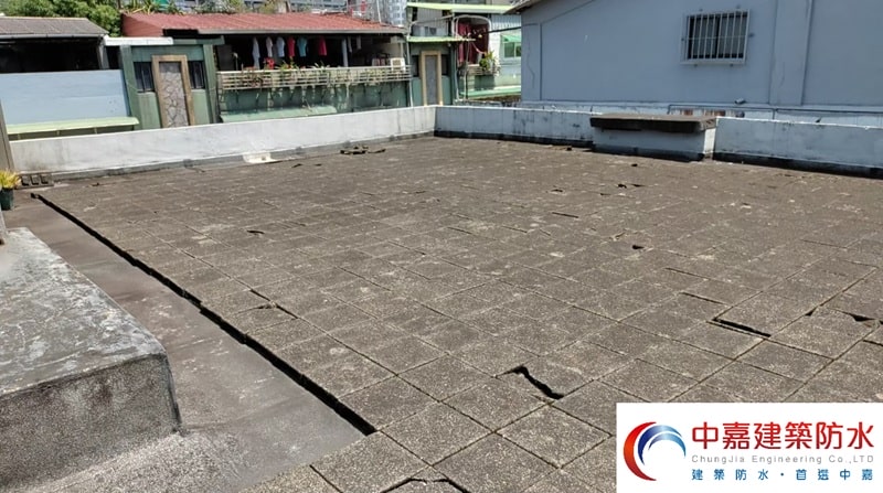 公寓大廈頂樓長期下雨漏水到屋內不修理【如何救援我的屋頂】《中嘉建築防水》