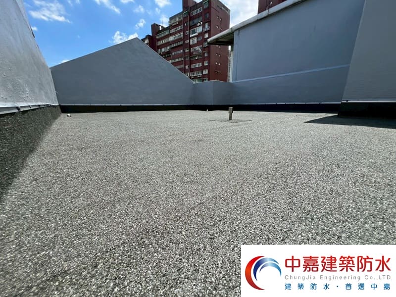 大樓屋頂地板防水工程的重要性【耐候、耐磨與美觀的完美結合】《中嘉建築防水》