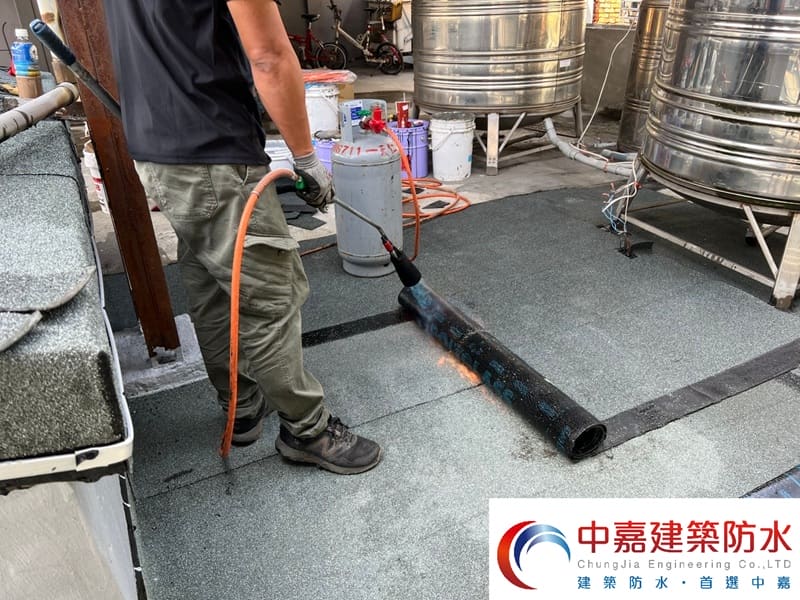 大樓屋頂漏雨，麻煩到讓人懷疑人生【不讓頂樓成為迷你泳池】《中嘉建築防水》