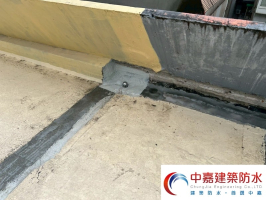 屋頂兩戶交界處漏水修復的「三步驟」【頂樓漏水：人品修煉場】《中嘉建築防水》