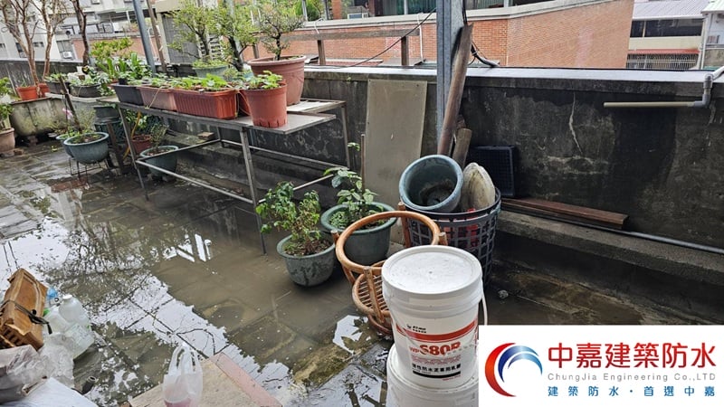 工廠屋頂漏水如何維修？專家曝【用防水雨衣拯救可憐的天花板】《中嘉建築防水》