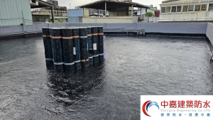 工廠屋頂漏水如何維修？專家曝【用防水雨衣拯救可憐的天花板】《中嘉建築防水》