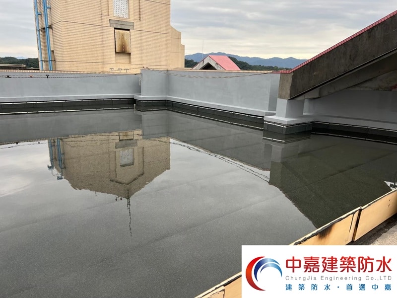 工廠屋頂漏水如何維修？專家曝【用防水雨衣拯救可憐的天花板】《中嘉建築防水》