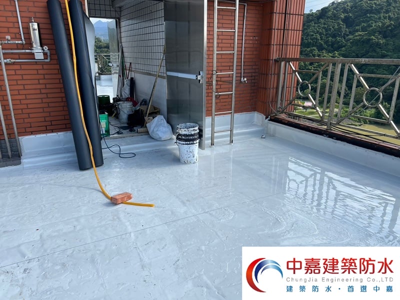 社區頂樓平台漏水8年還無法維修好？甜蜜的家竟成【燙手山芋】《中嘉建築防水》