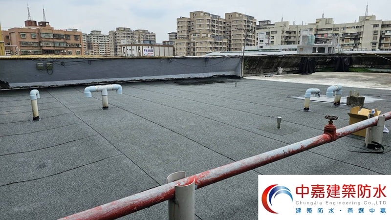 等不到都更，如何幫老宅屋頂穿雨衣延壽【防水技術全面升級】《中嘉建築防水》