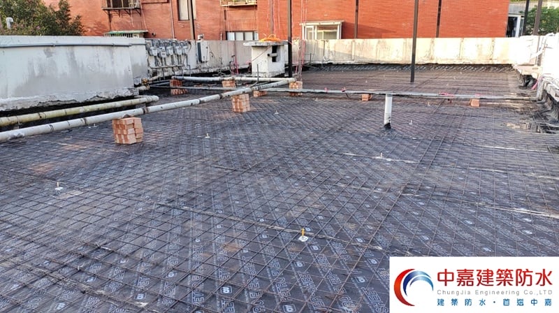 等不到都更，如何幫老宅屋頂穿雨衣延壽【防水技術全面升級】《中嘉建築防水》