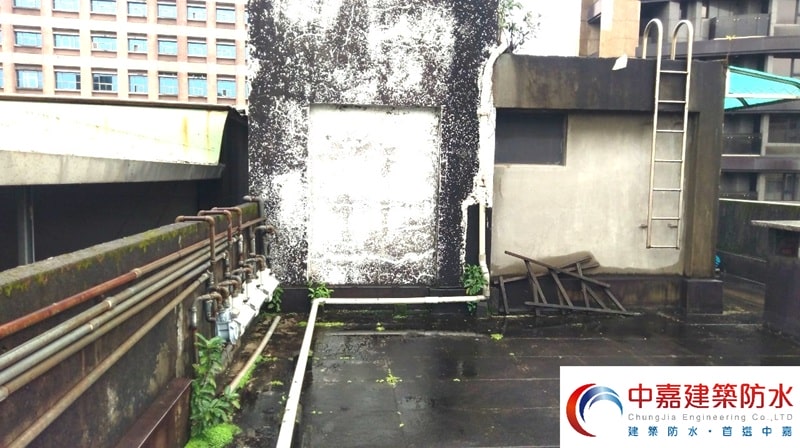 老公寓頂樓防水失效，颱風天漏水很抓狂【頂樓漏水的三大隱患】《中嘉建築防水》