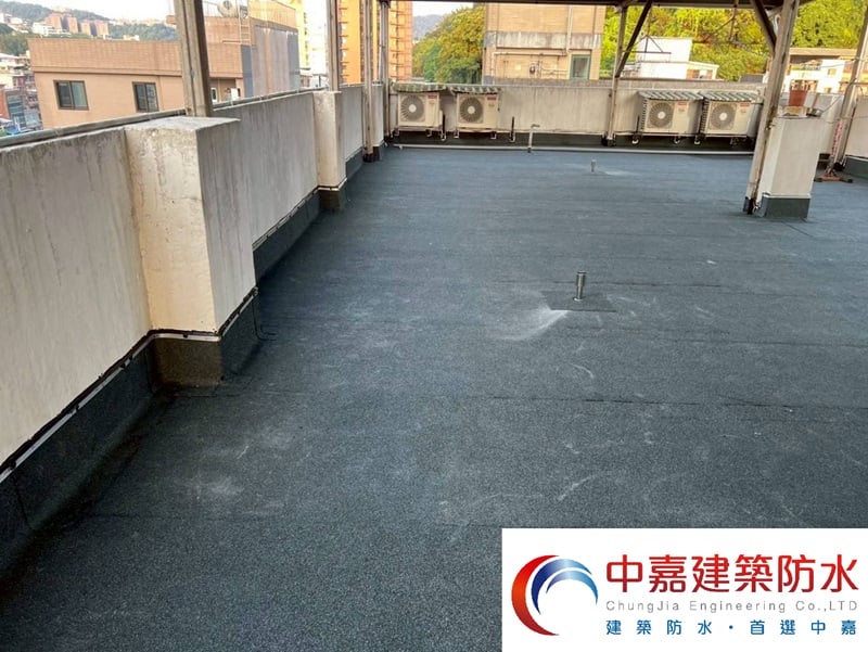 老舊公寓蓋了鐵皮屋下雨還是會漏雨【別讓屋頂變成水的遊樂場】《中嘉建築防水》