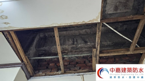 【不用摔電視了】頂樓漏水修繕方法有那些？別讓屋頂變成馬蜂窩《中嘉建築防水》