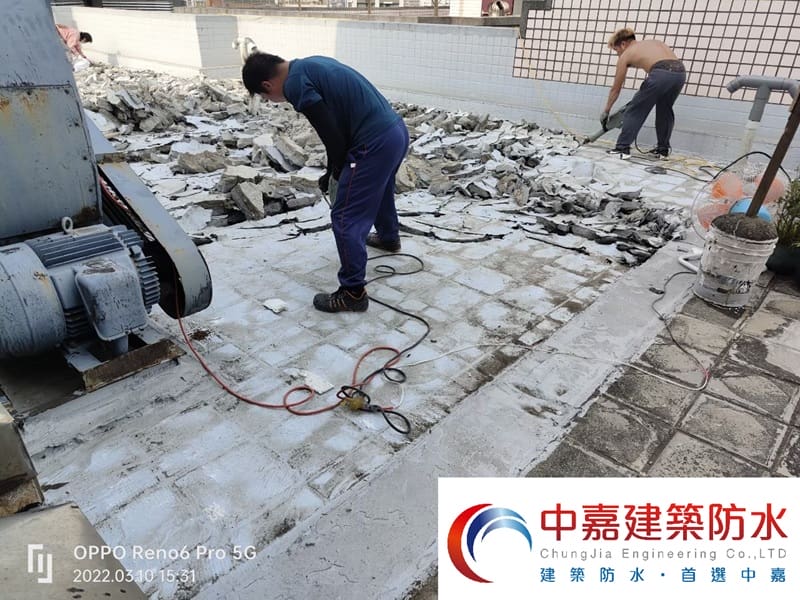 舊住宅裝潢改造前，頂樓漏水怎麼處理【我不要再拿水桶接水了】《中嘉建築防水》