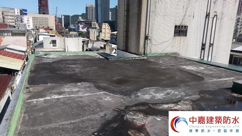 舊住宅裝潢改造前，頂樓漏水怎麼處理【我不要再拿水桶接水了】《中嘉建築防水》