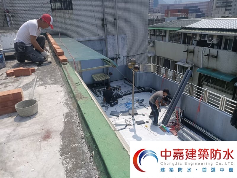 舊住宅裝潢改造前，頂樓漏水怎麼處理【我不要再拿水桶接水了】《中嘉建築防水》
